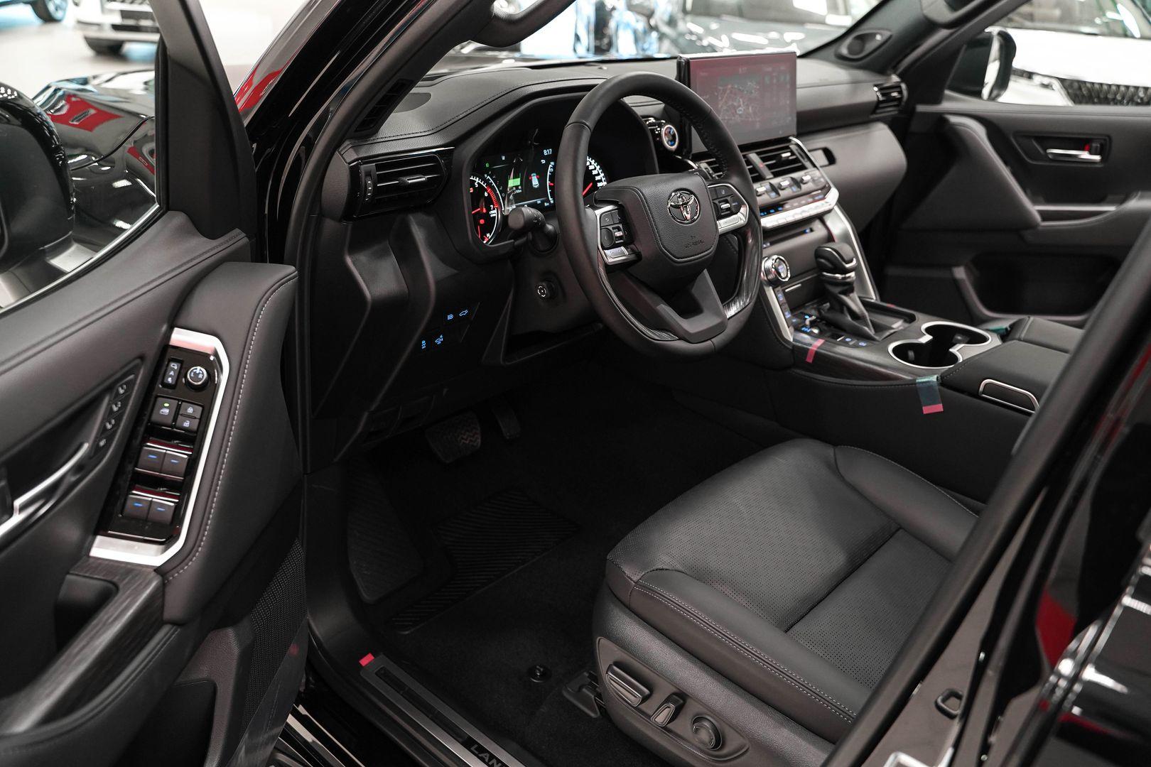 Toyota Land Cruiser 2024, черный, ДЦ Орехово