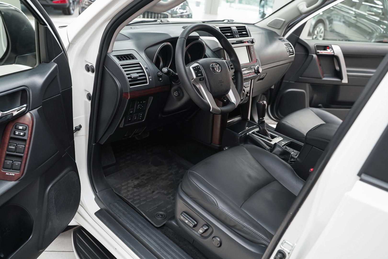 Toyota Land Cruiser Prado 2014, белый, ДЦ Орехово