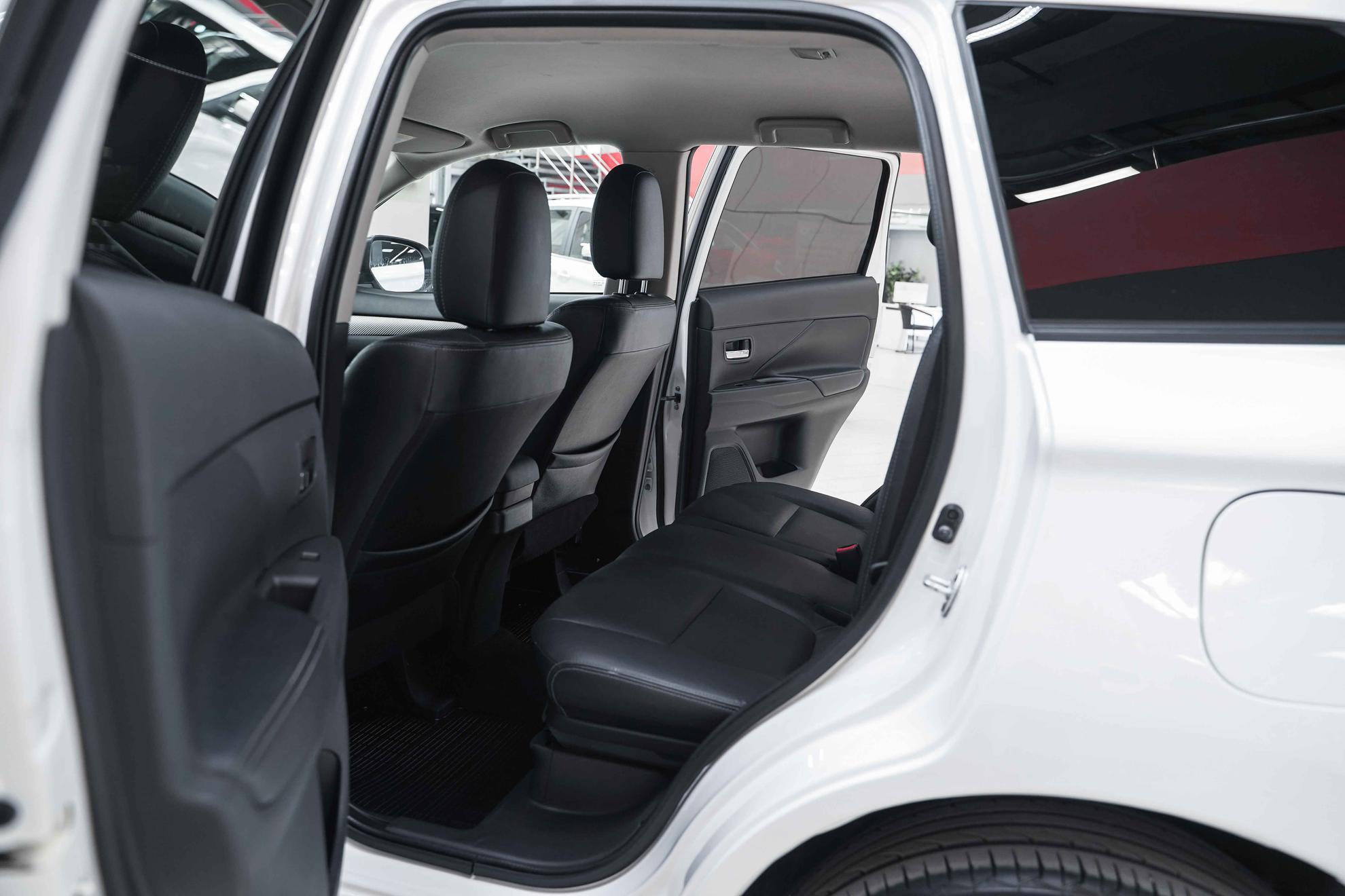Mitsubishi Outlander 2014, белый, ДЦ Орехово