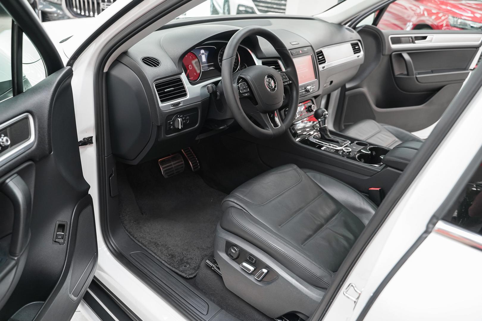 Volkswagen Touareg 2012, белый, ДЦ Орехово
