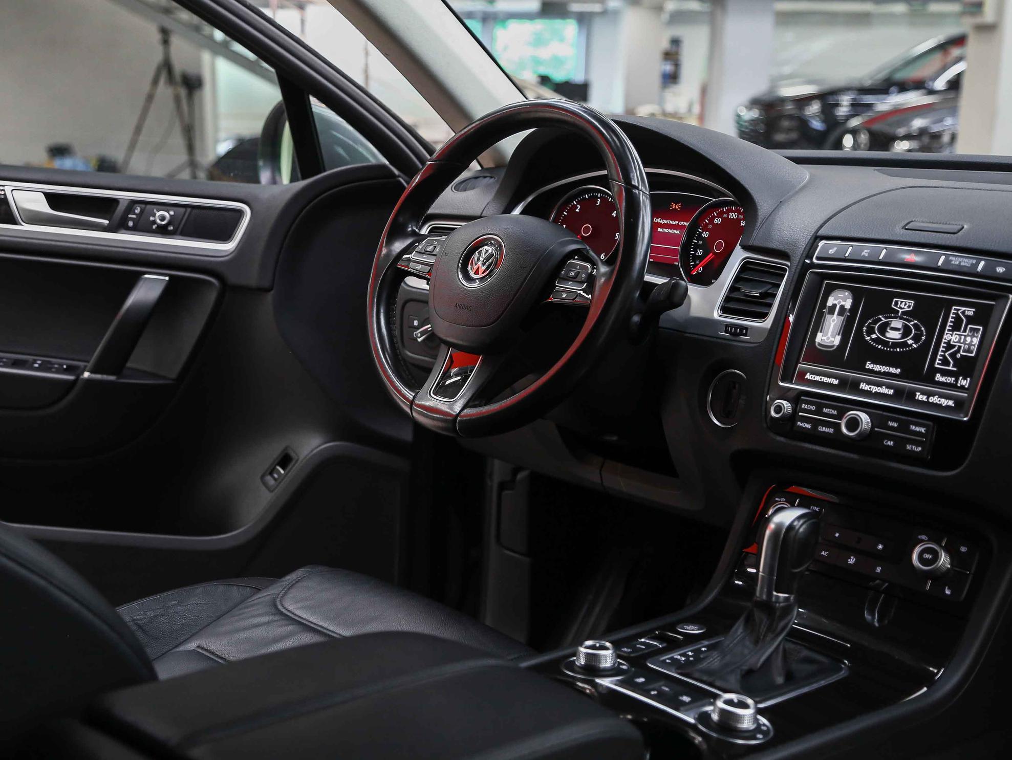 Volkswagen Touareg 2017, серый, ДЦ Орехово