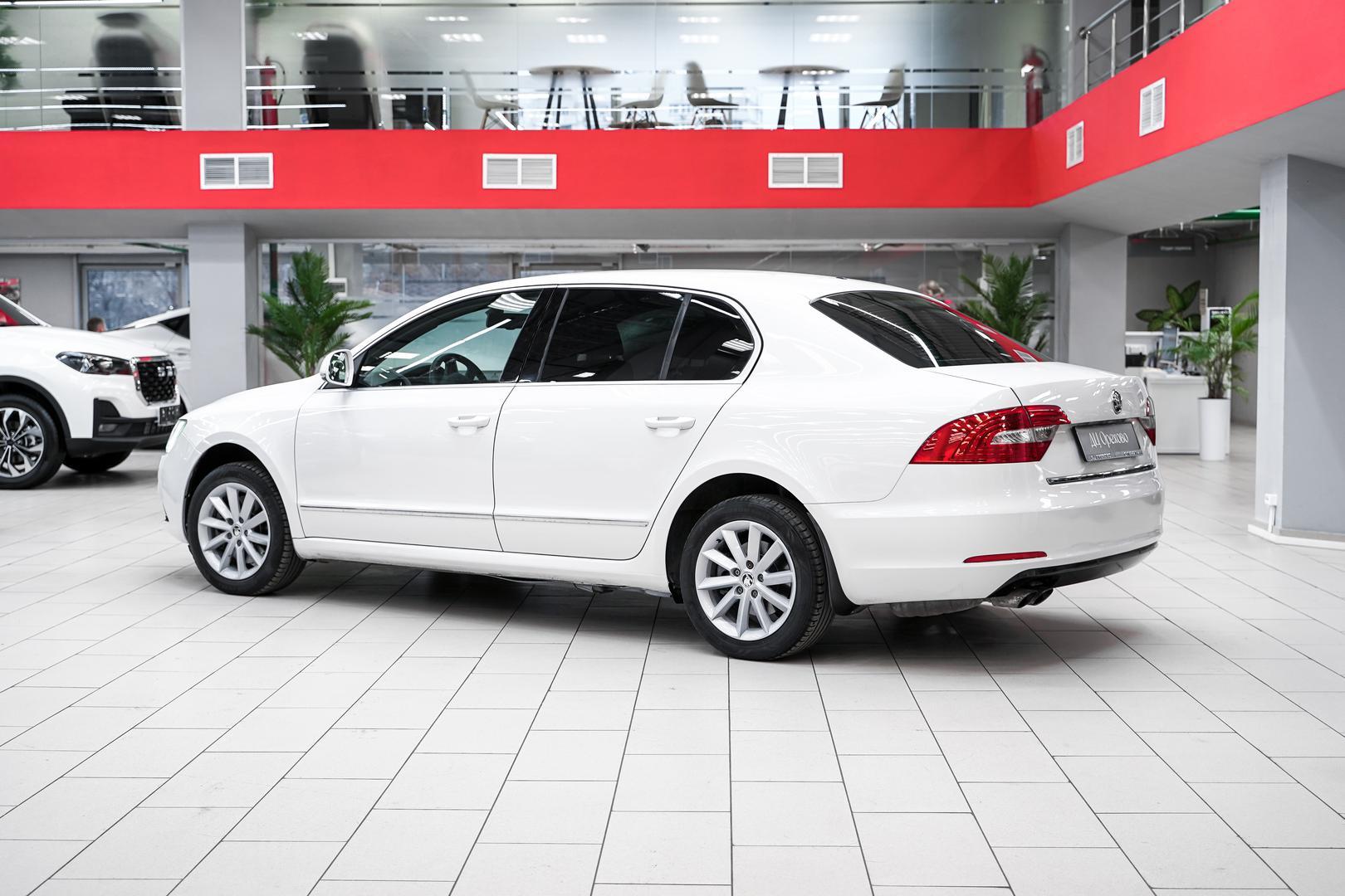 Skoda Superb 2014, белый, ДЦ Орехово