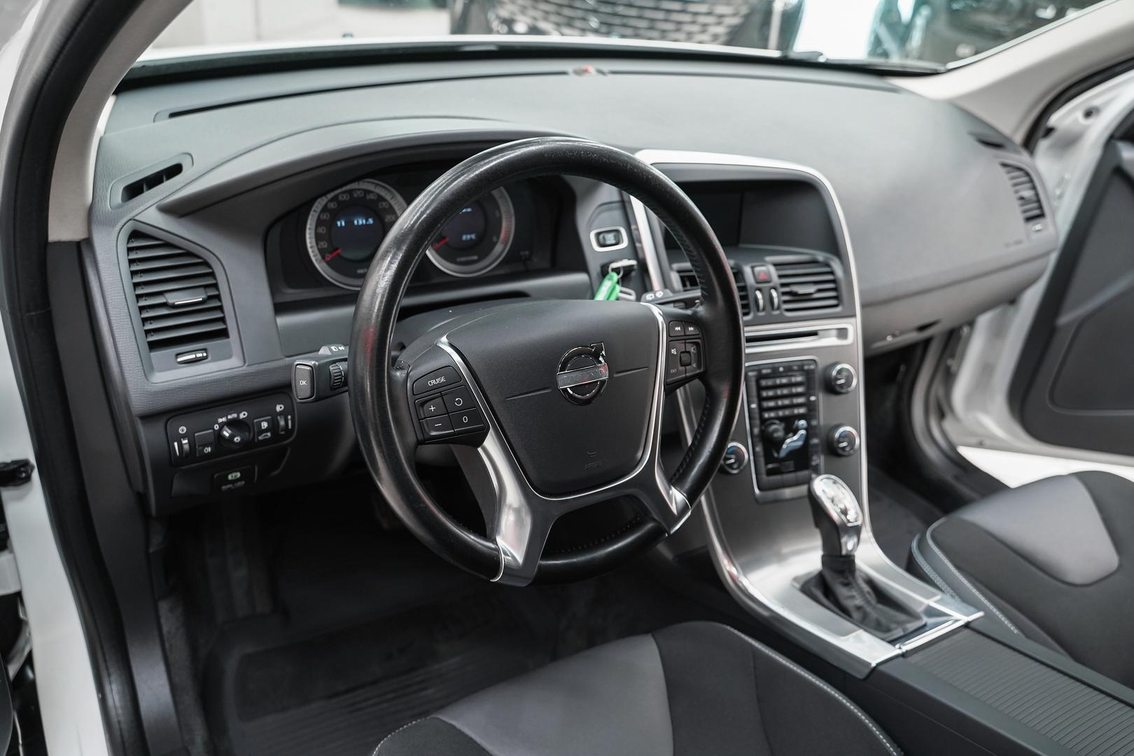 Volvo XC60 2012, белый, ДЦ Орехово