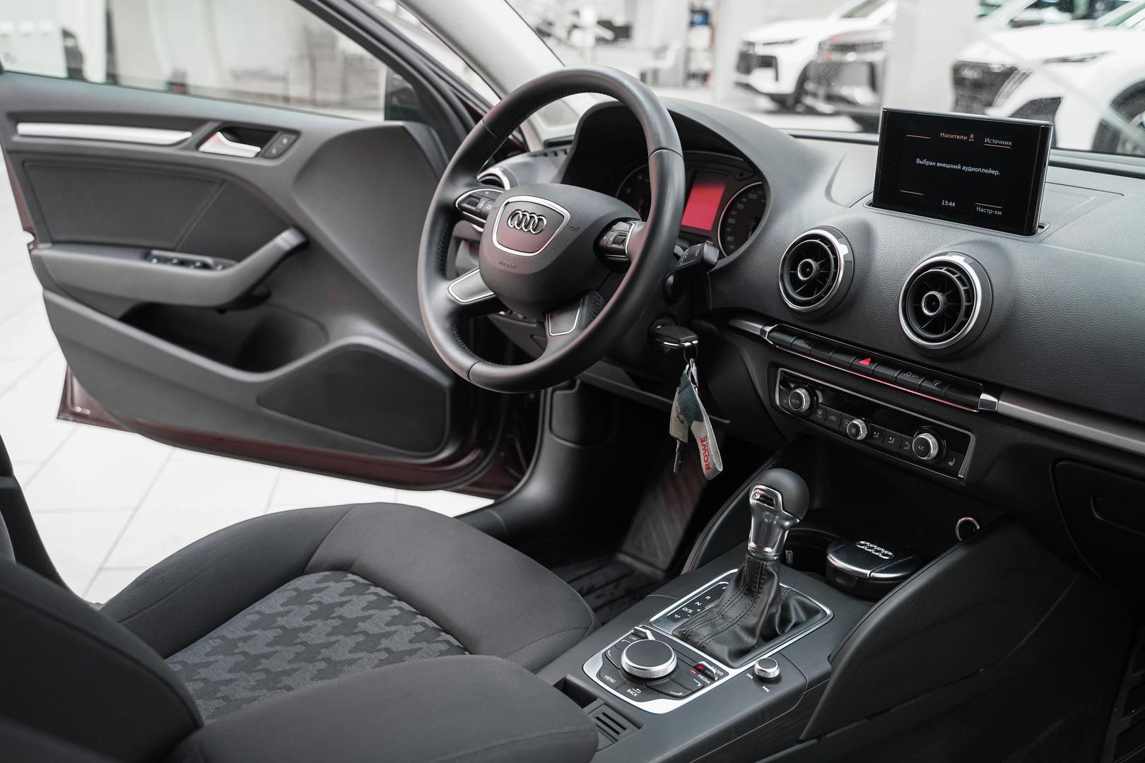 Audi A3 2014, красный, ДЦ Орехово