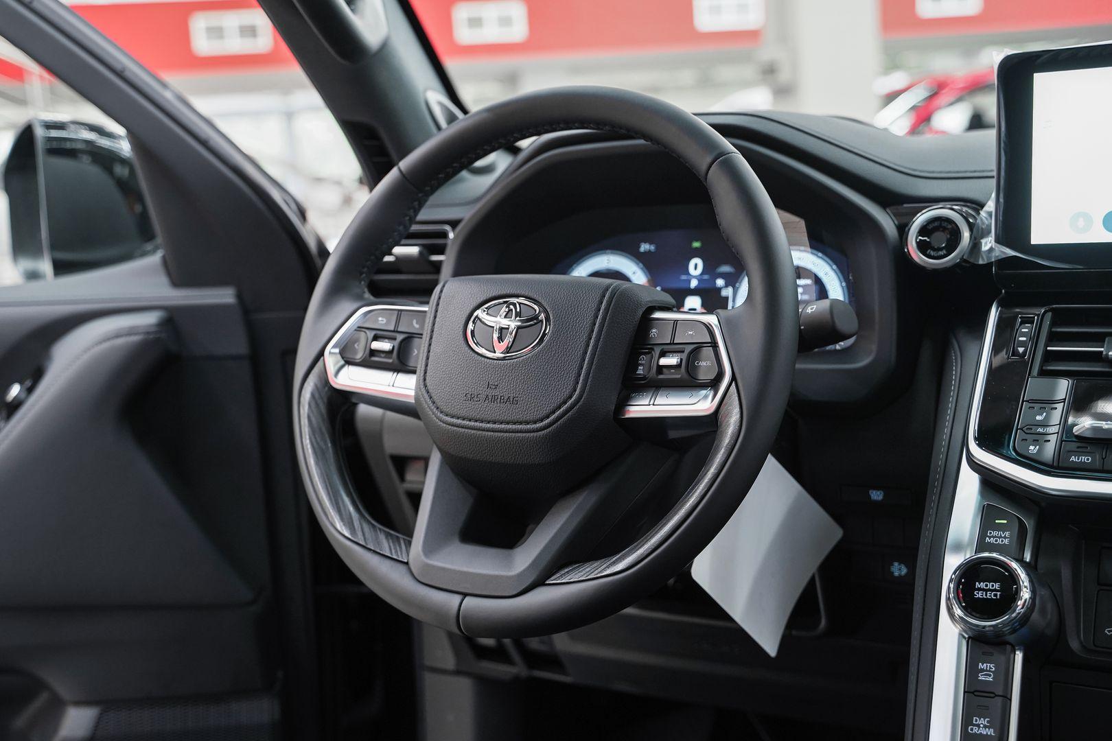 Toyota Land Cruiser 2024, черный, ДЦ Орехово