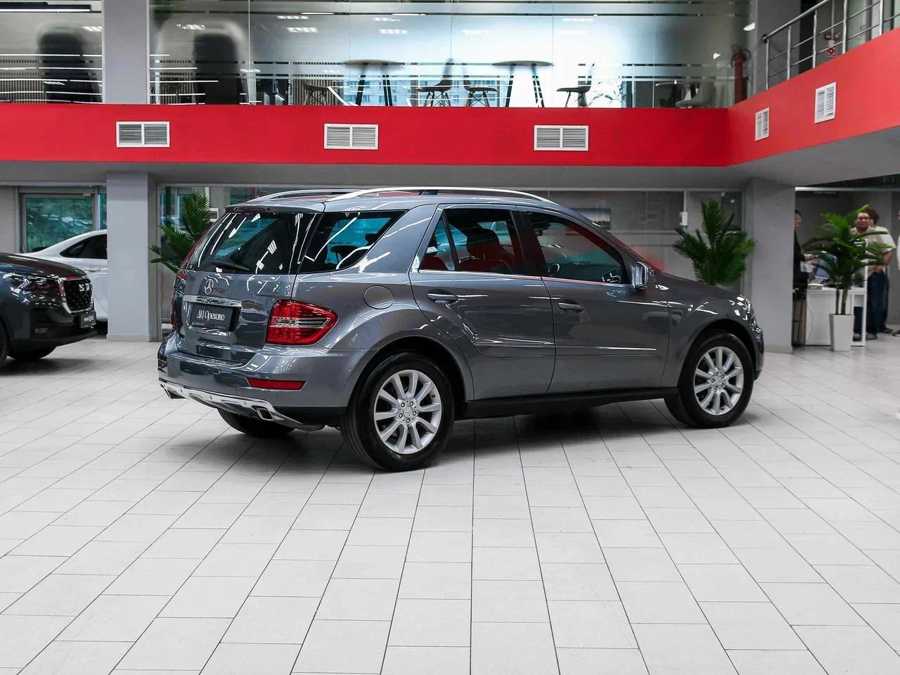 Mercedes-Benz M-Класс 2010, серый, ДЦ Орехово