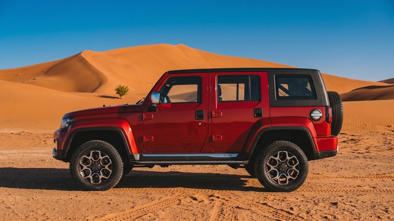 BAIC BJ40 в пустыне, вид сбоку