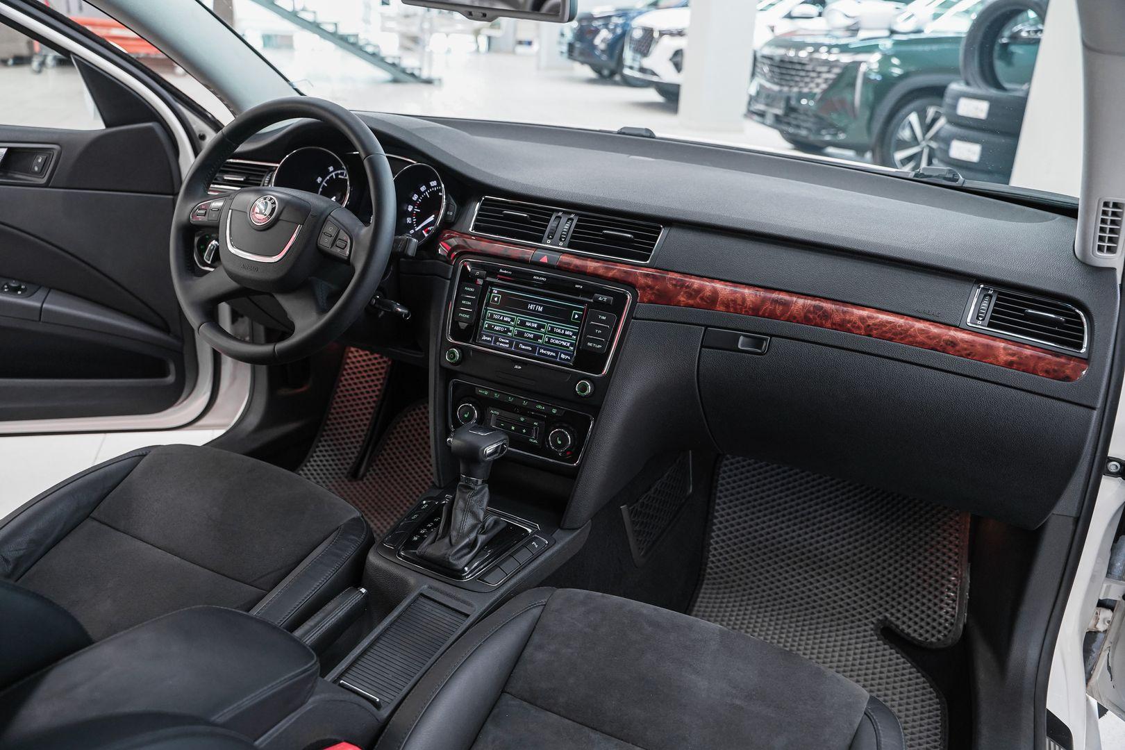 Skoda Superb 2011, белый, ДЦ Орехово