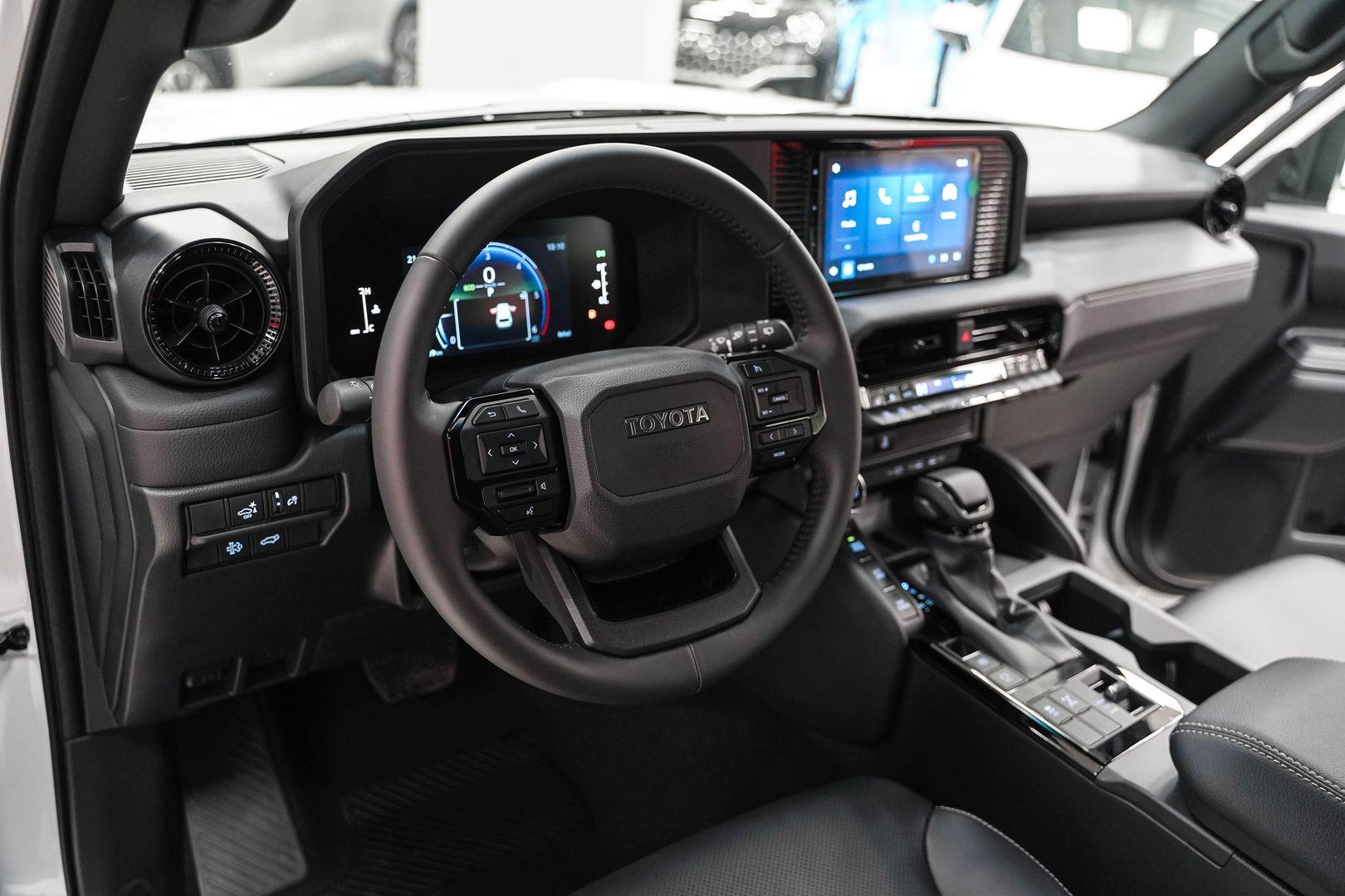 Toyota Land Cruiser Prado 2024, белый, ДЦ Орехово