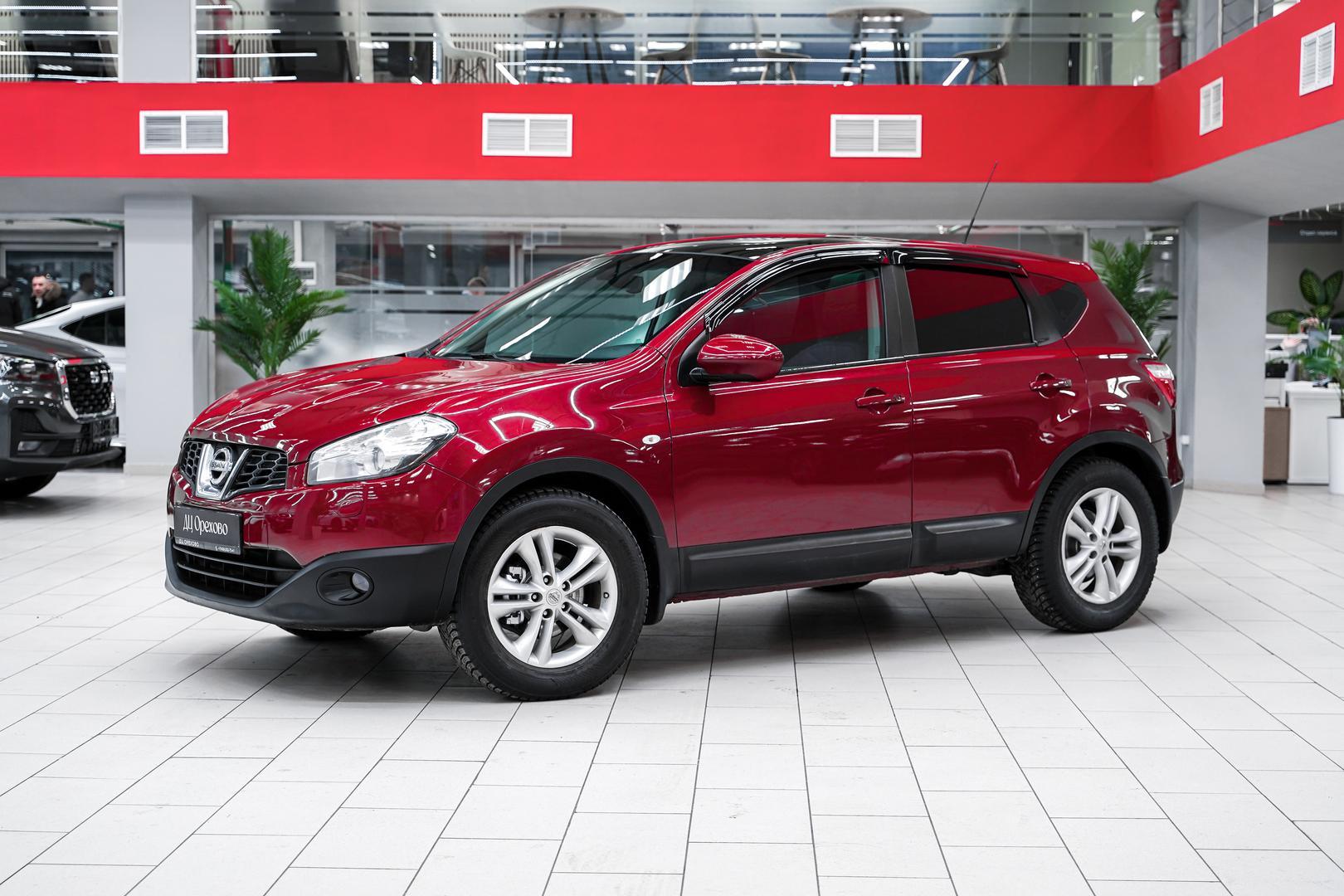 Nissan Qashqai 2010, красный, ДЦ Орехово