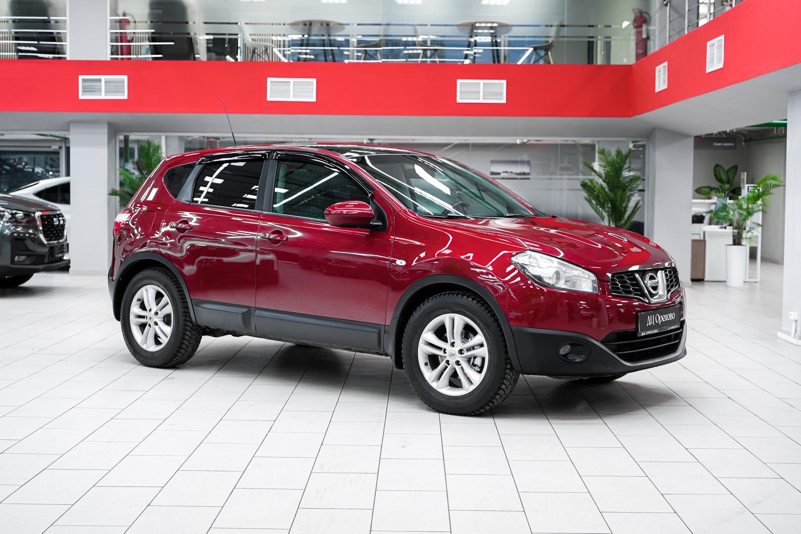 Nissan Qashqai 2010, красный, ДЦ Орехово