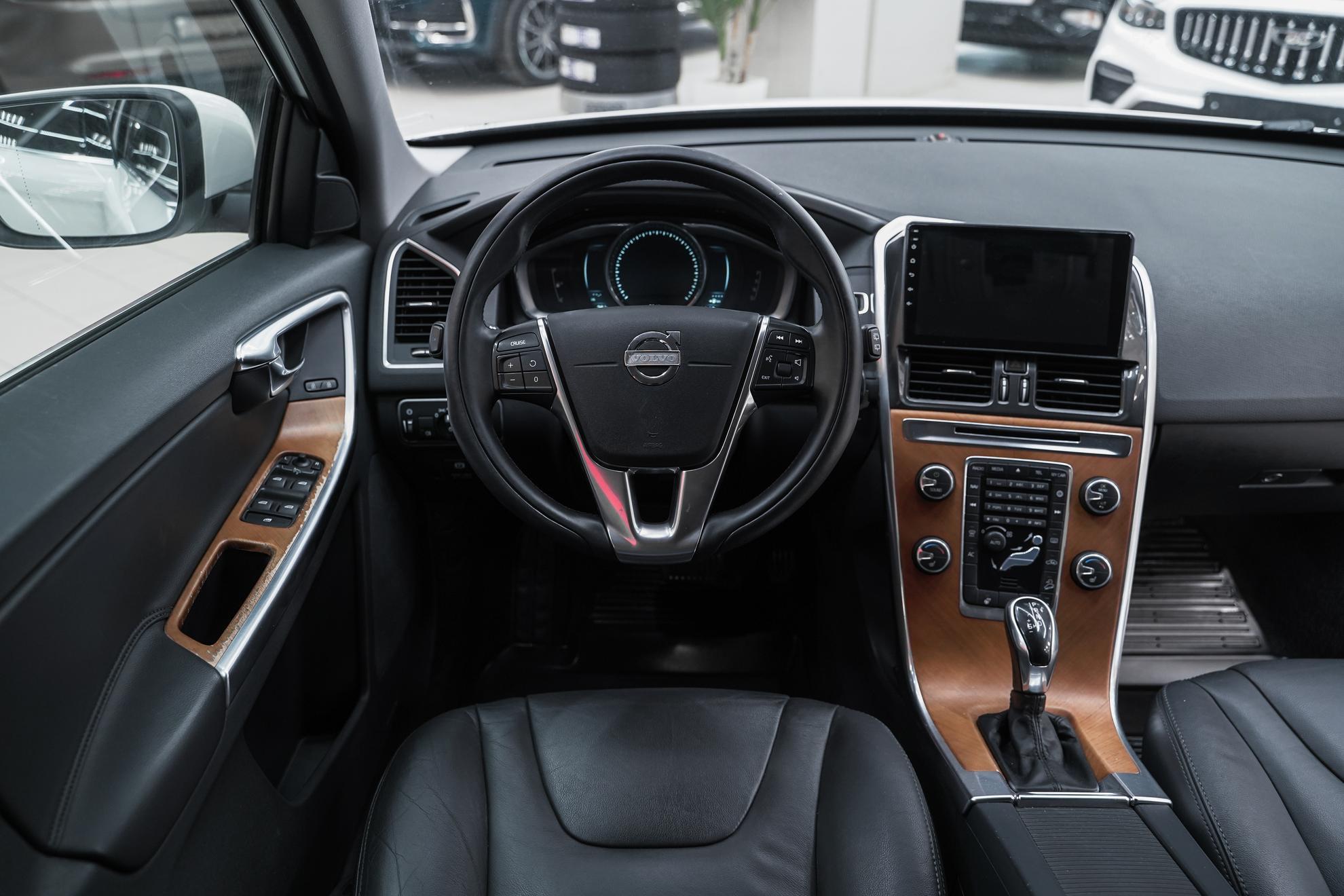 Volvo XC60 2014, белый, ДЦ Орехово