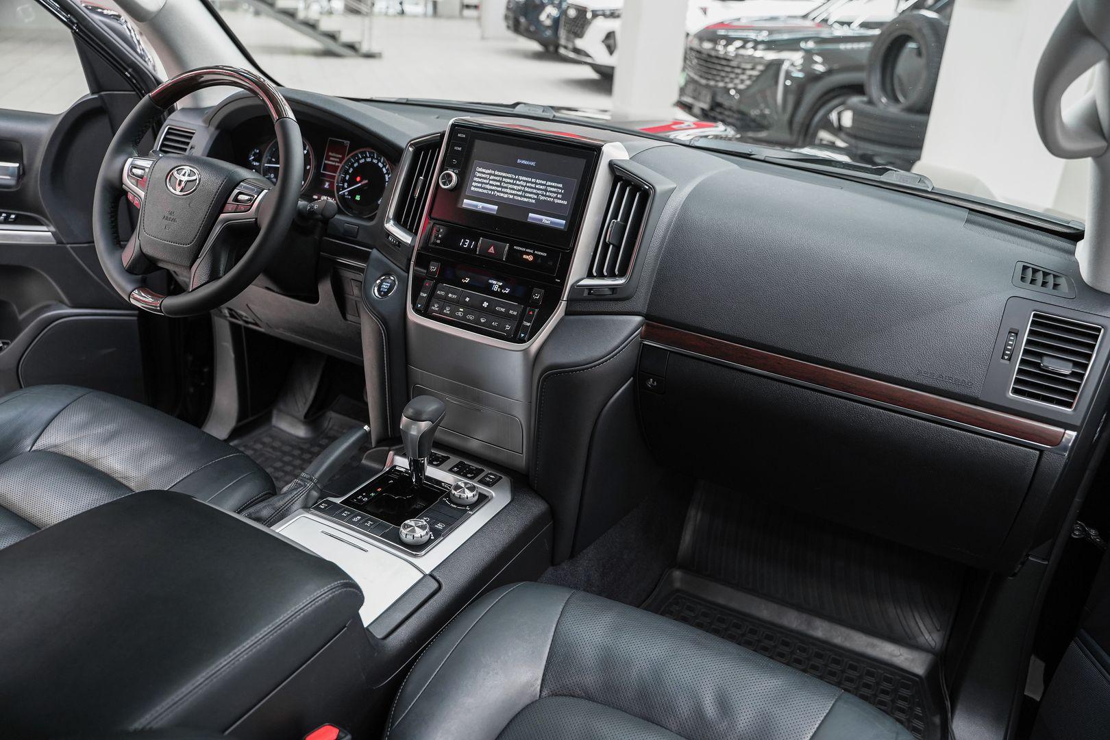 Toyota Land Cruiser 2016, черный, ДЦ Орехово