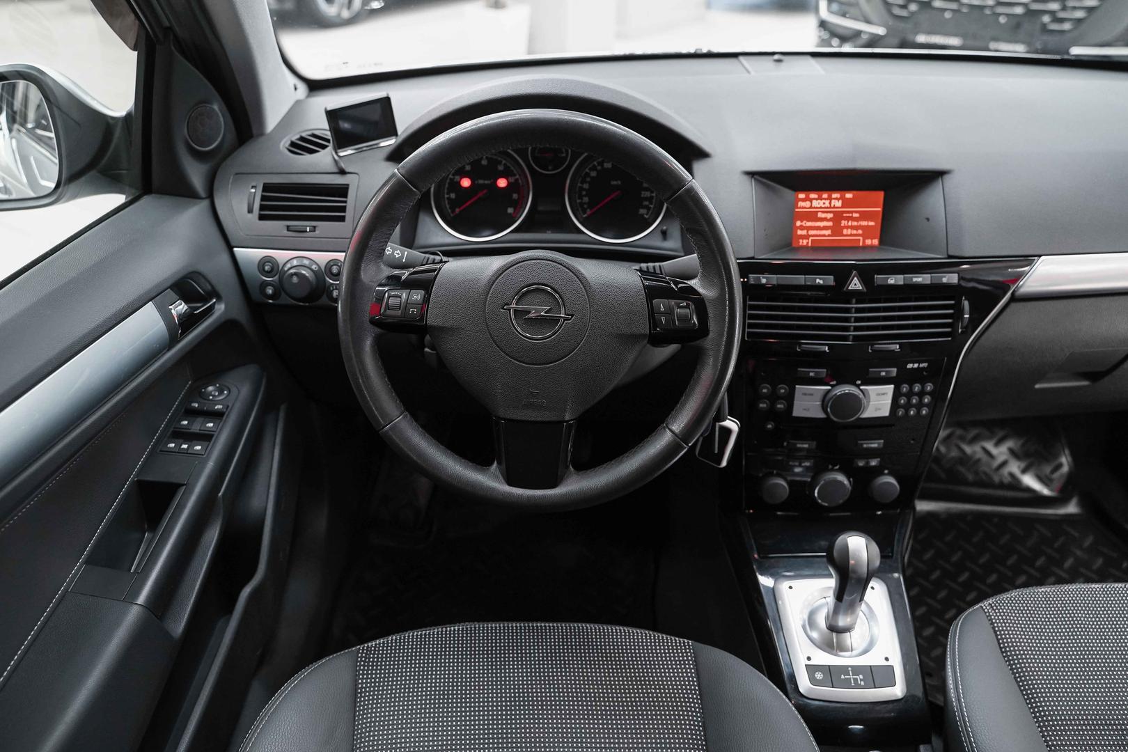 Opel Astra 2011, серебряный, ДЦ Орехово