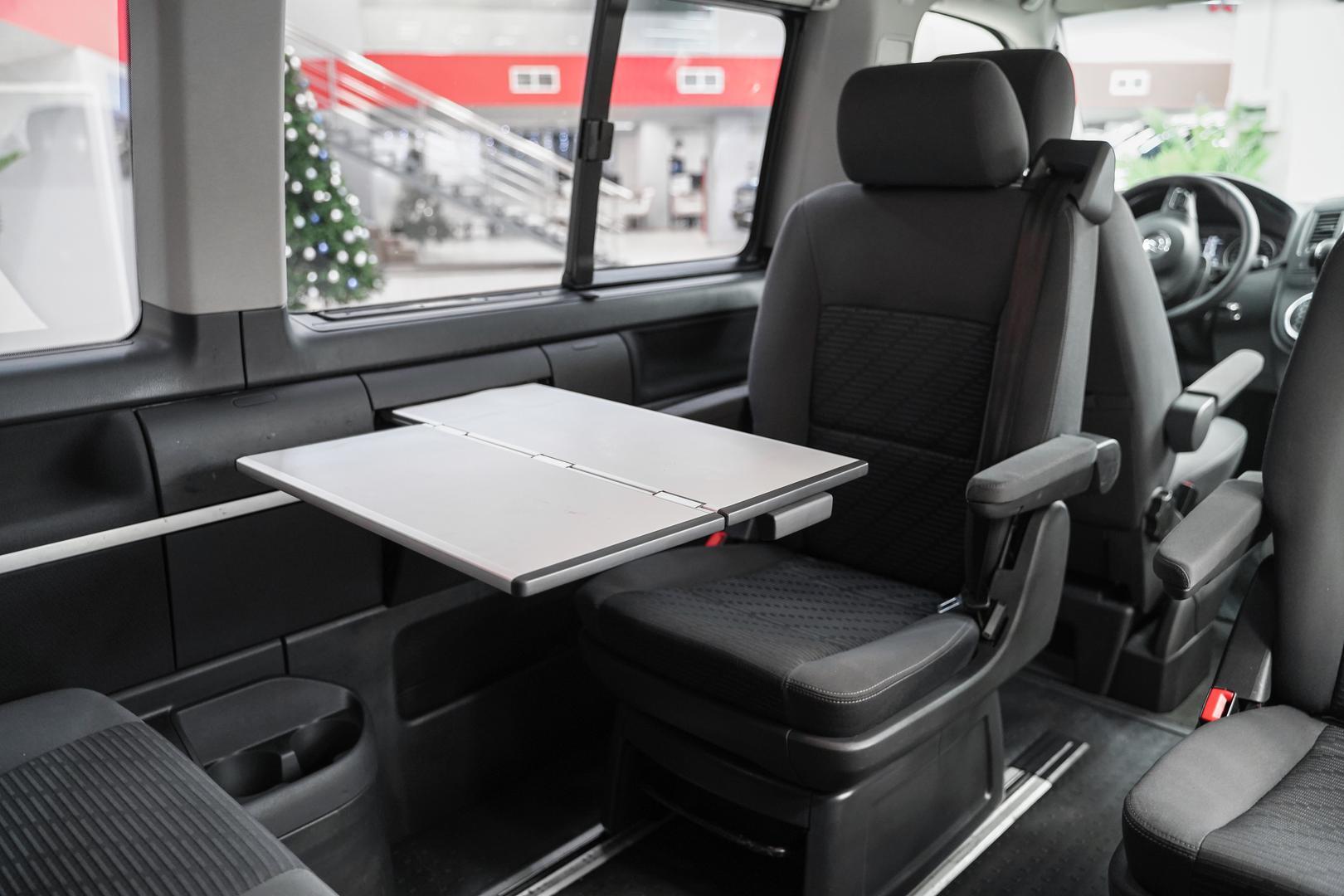 Volkswagen Multivan 2011, белый, ДЦ Орехово