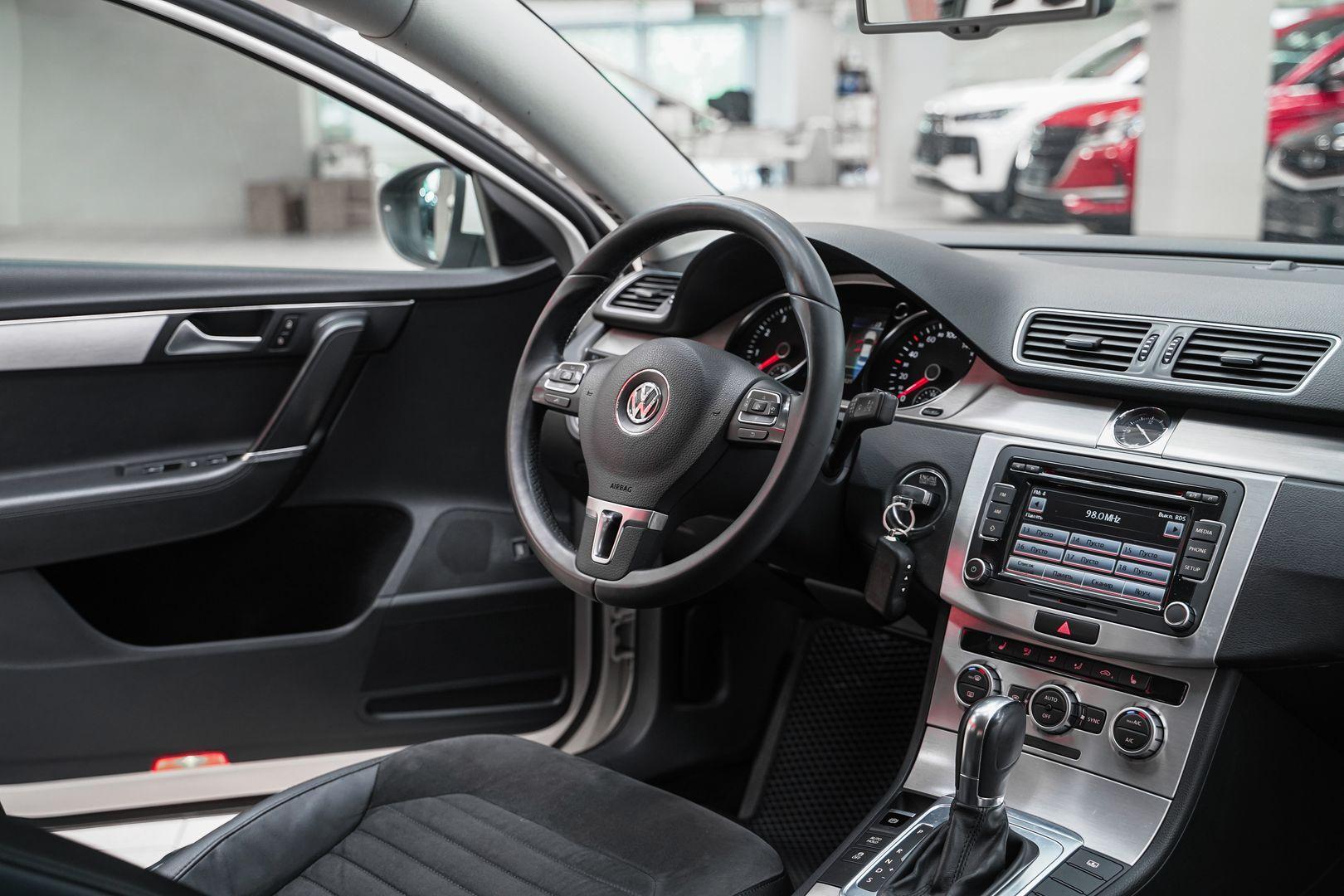 Volkswagen Passat 2013, белый, ДЦ Орехово