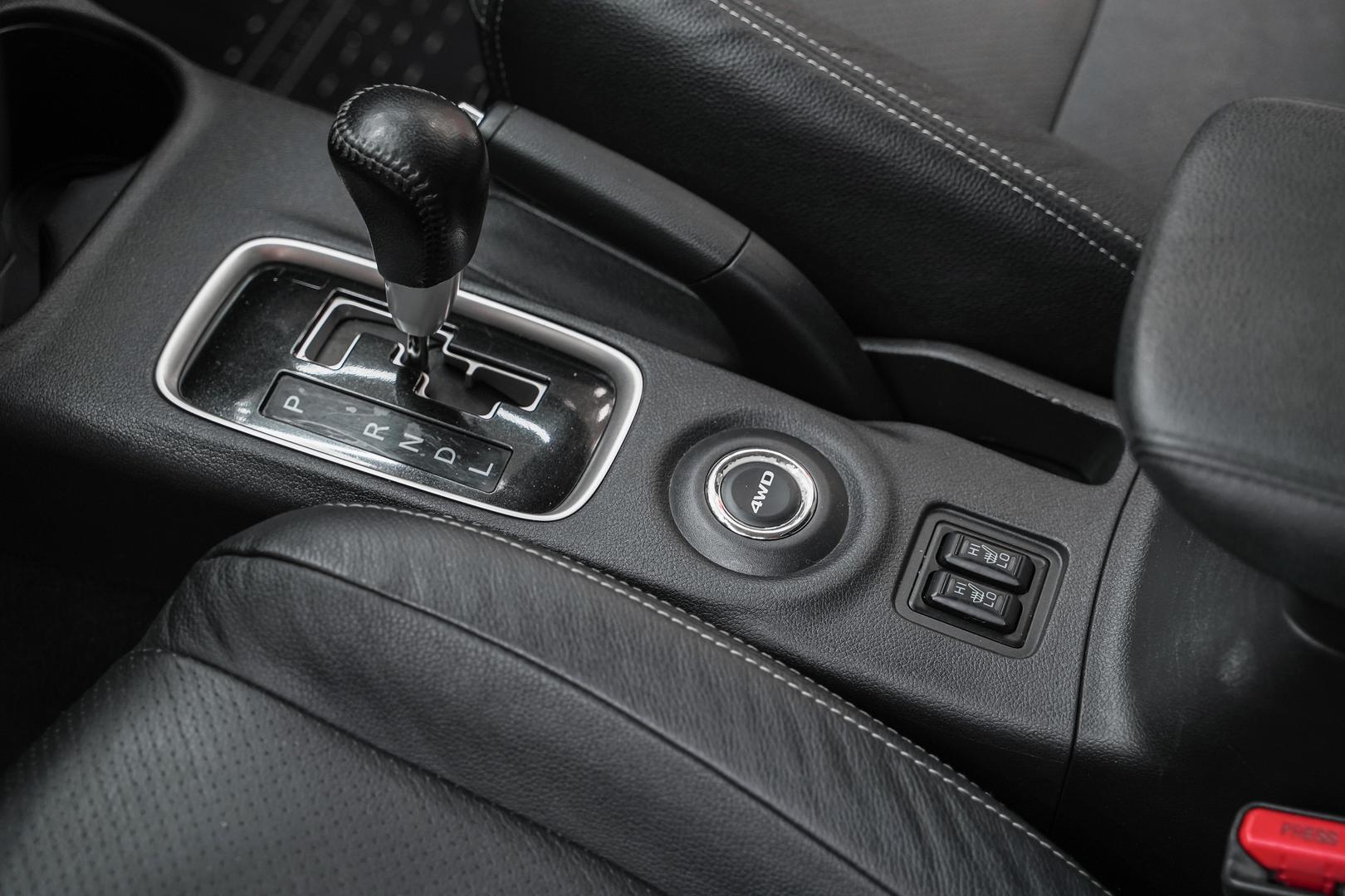 Mitsubishi Outlander 2014, белый, ДЦ Орехово