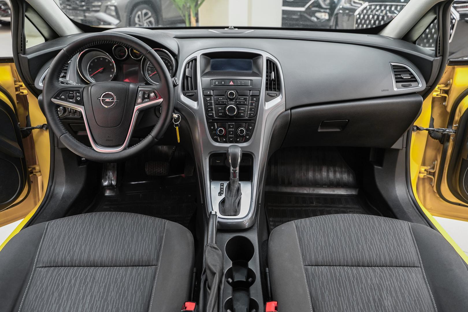 Opel Astra 2014, желтый, ДЦ Орехово