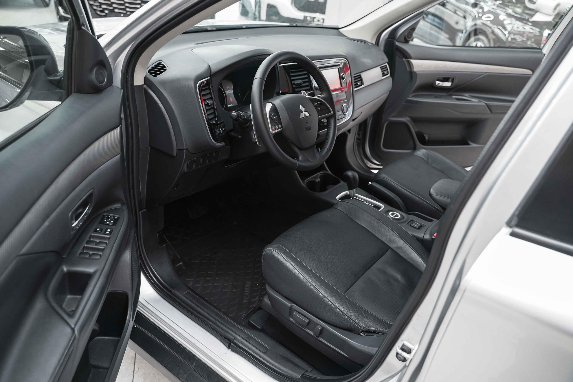Mitsubishi Outlander 2013, серебряный, ДЦ Орехово