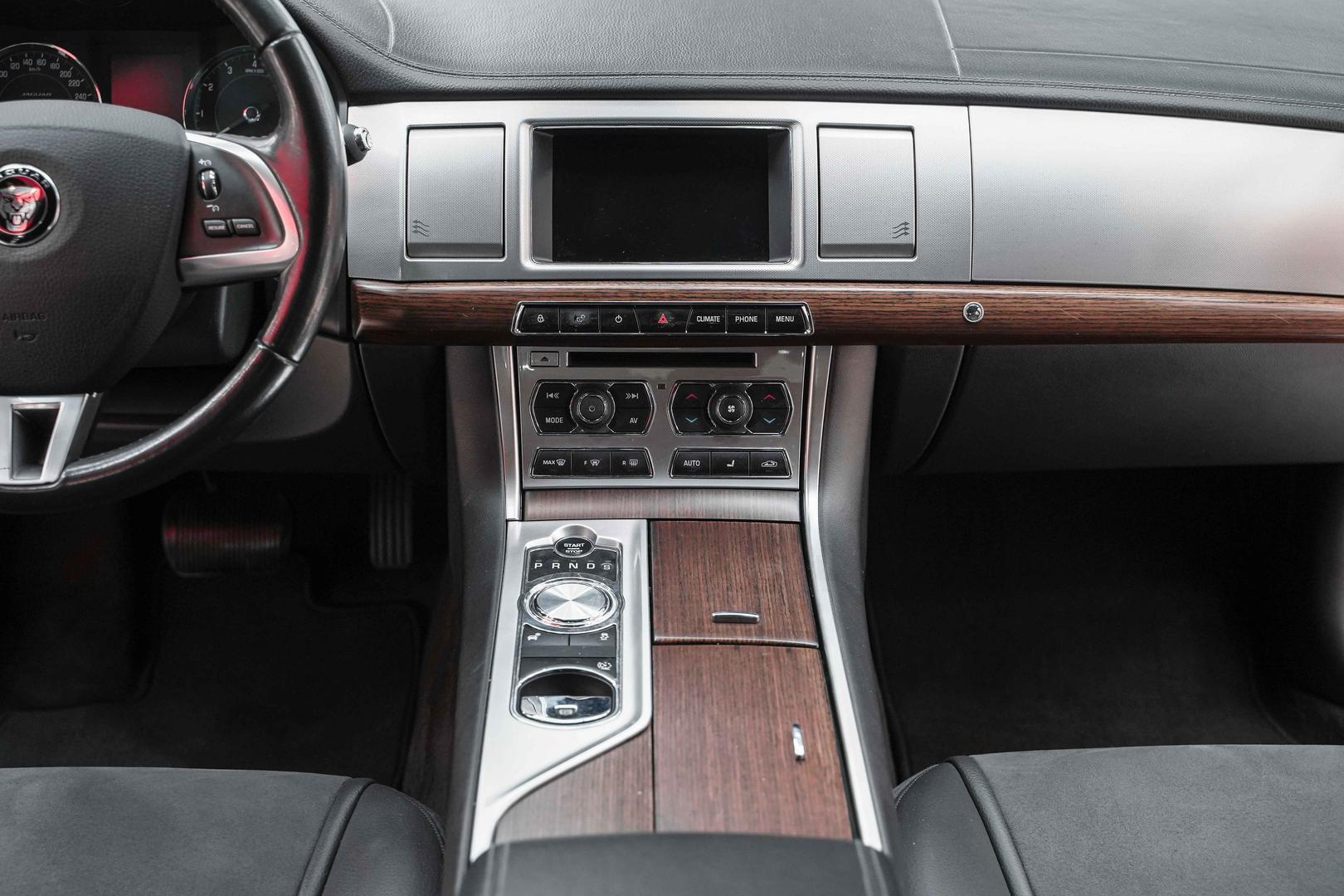 Jaguar XF 2014, красный, ДЦ Орехово