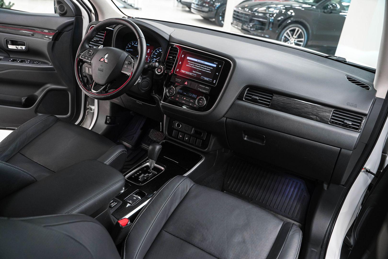 Mitsubishi Outlander 2018, белый, ДЦ Орехово