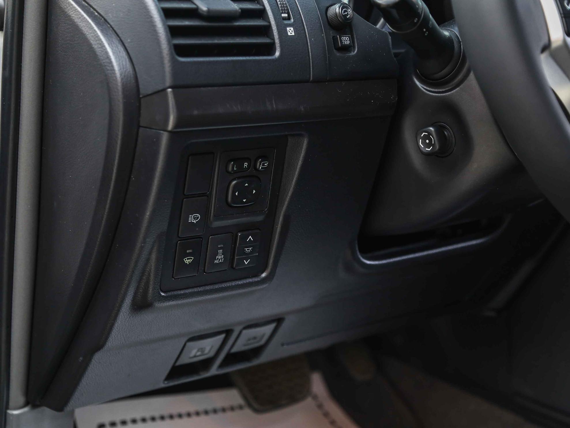 Toyota Land Cruiser Prado 2011, серебряный, ДЦ Орехово