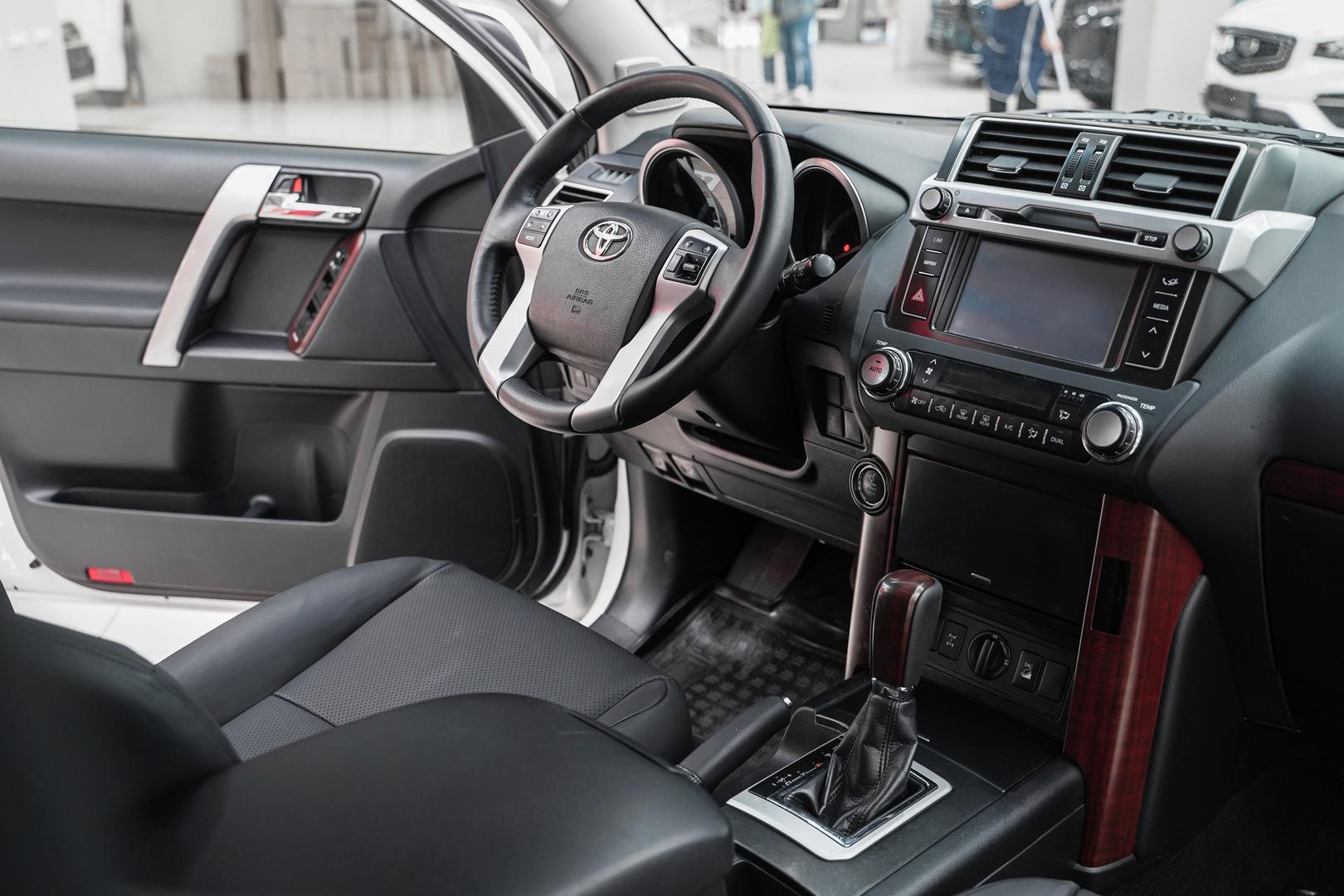 Toyota Land Cruiser Prado 2015, белый, ДЦ Орехово