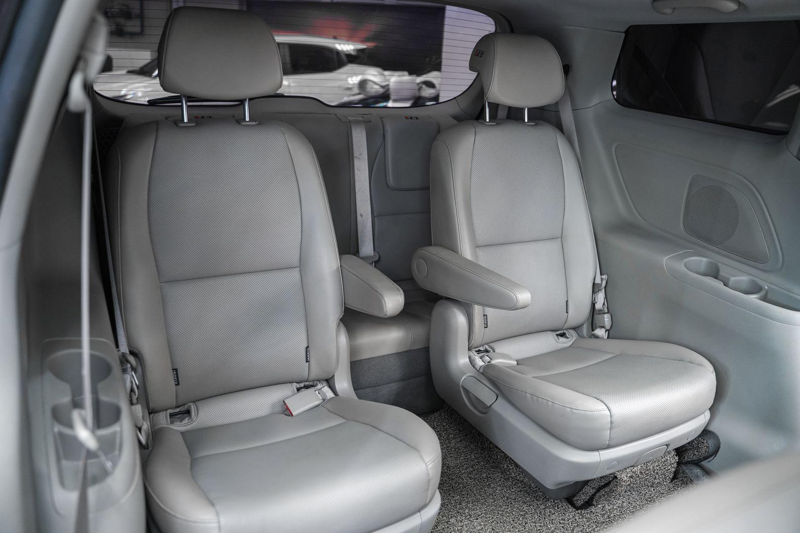 Kia Carnival 2016, серый, ДЦ Орехово