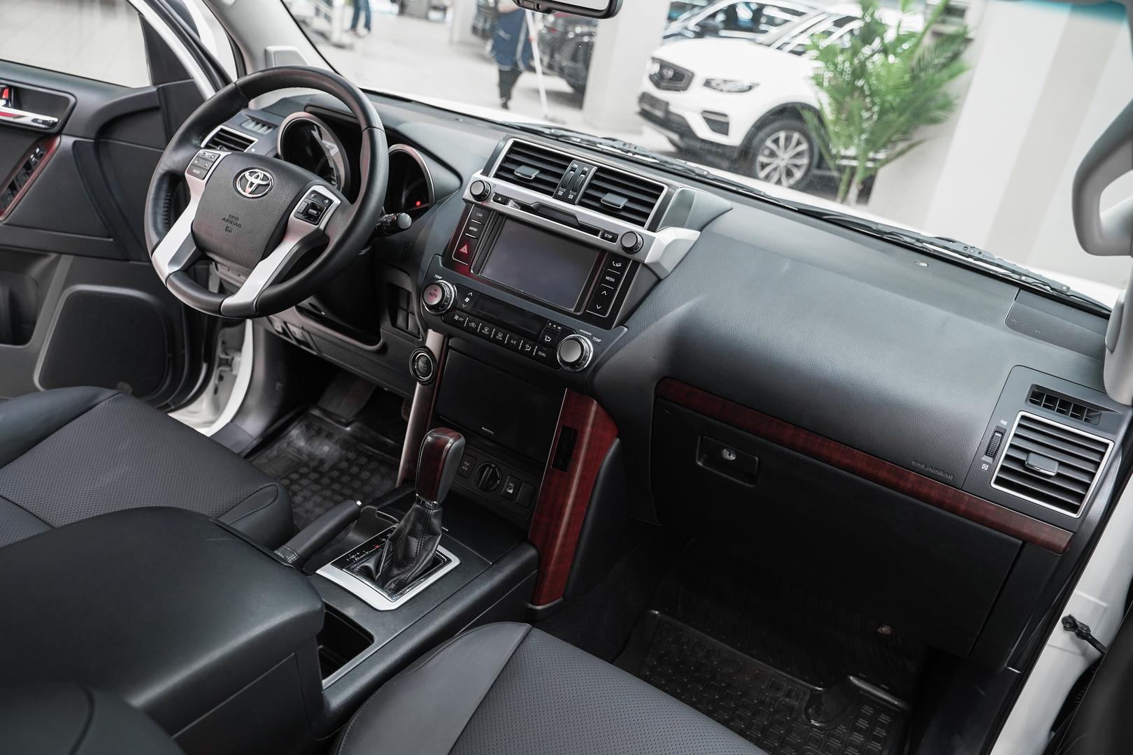 Toyota Land Cruiser Prado 2015, белый, ДЦ Орехово