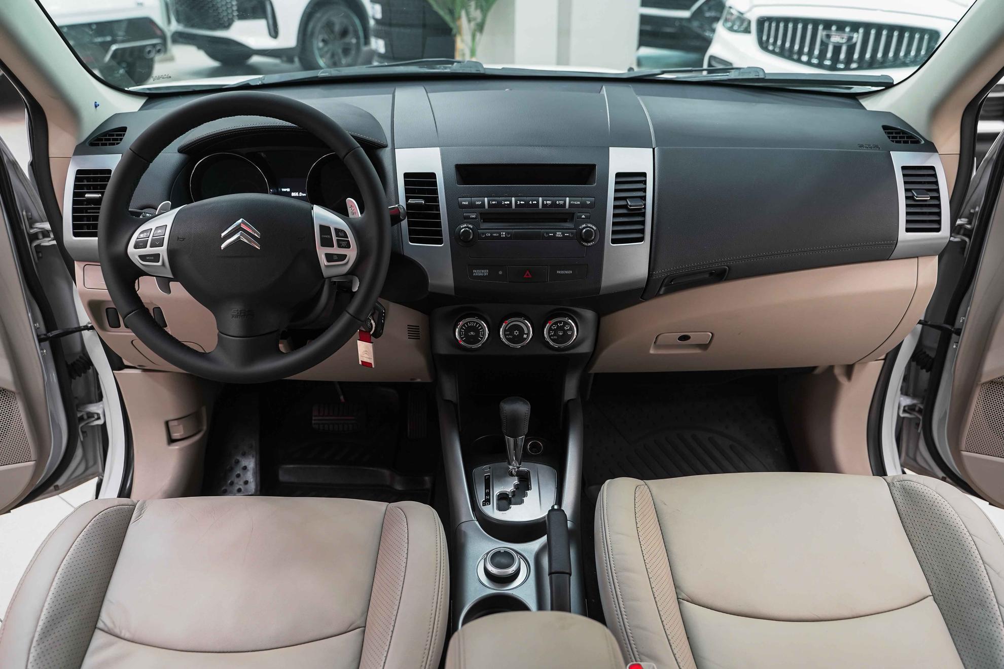 Citroen C-Crosser 2011, белый, ДЦ Орехово