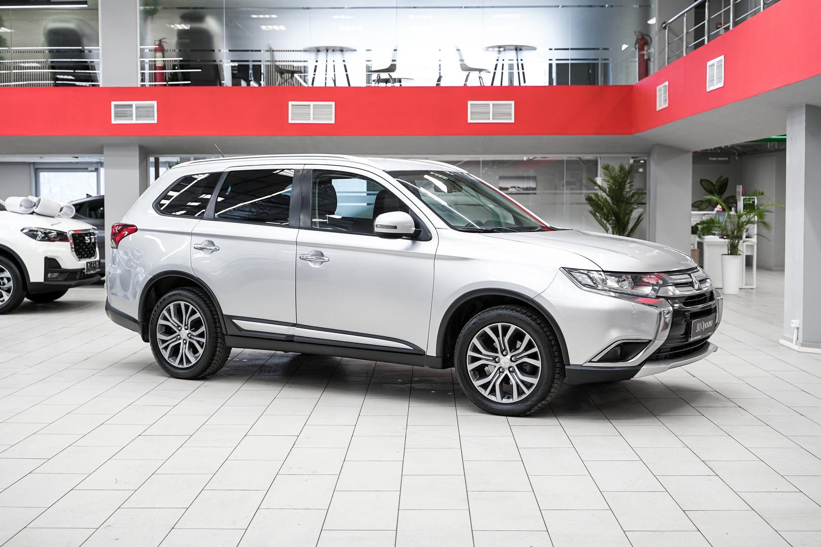 Mitsubishi Outlander 2015, серебряный, ДЦ Орехово
