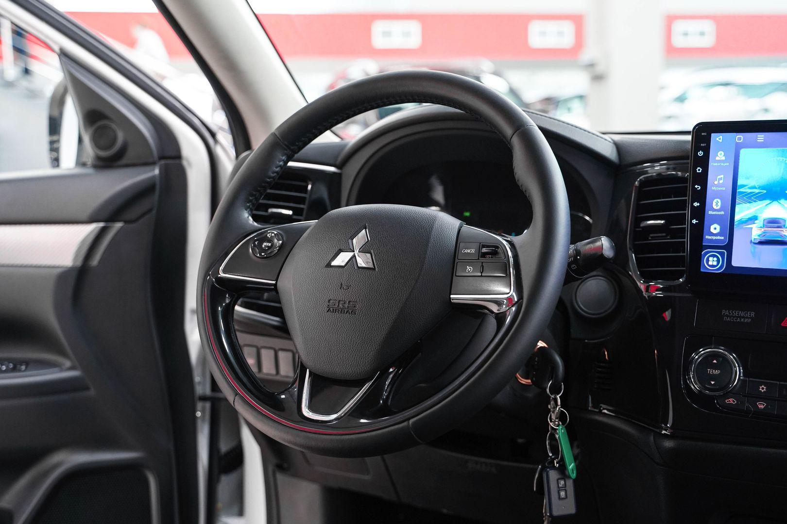 Mitsubishi Outlander 2016, белый, ДЦ Орехово