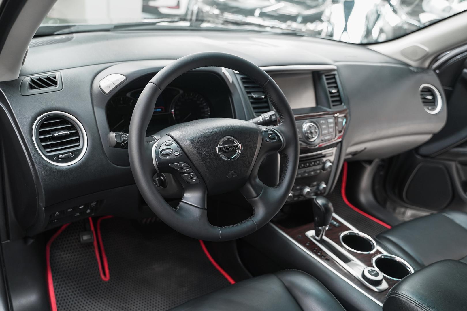 Nissan Pathfinder 2015, серый, ДЦ Орехово