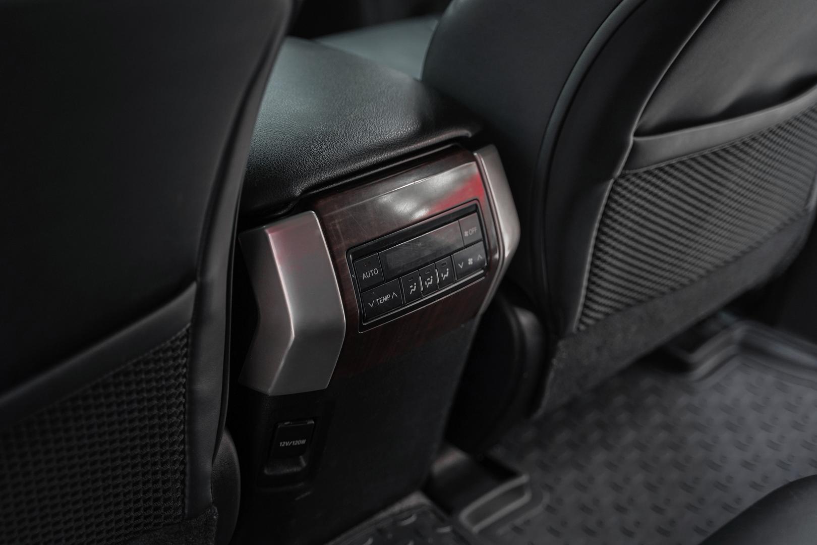 Toyota Land Cruiser Prado 2011, белый, ДЦ Орехово