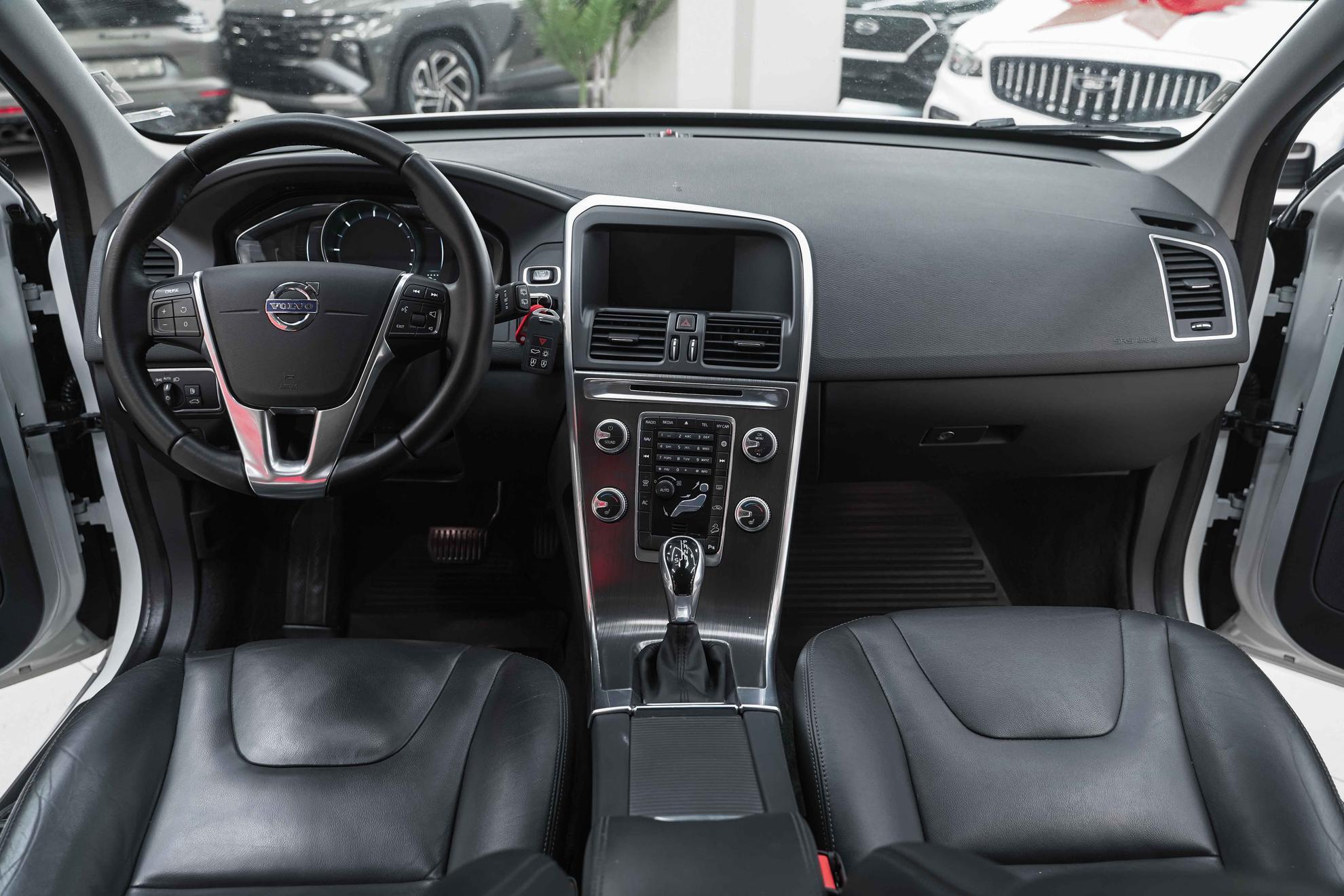 Volvo XC60 2015, белый, ДЦ Орехово