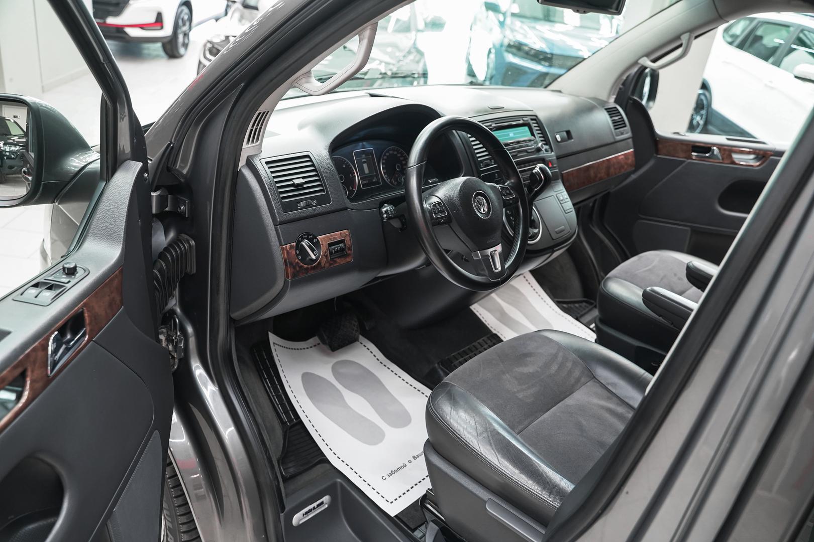 Volkswagen Multivan 2011, серый, ДЦ Орехово