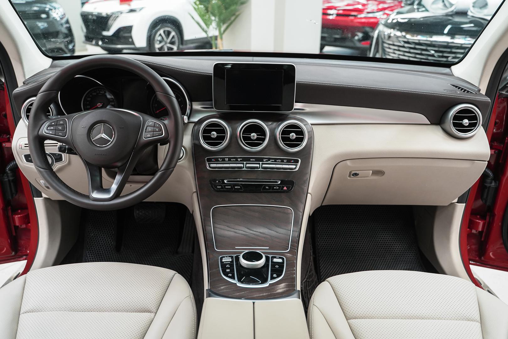 Mercedes-Benz GLC 2017, красный, ДЦ Орехово
