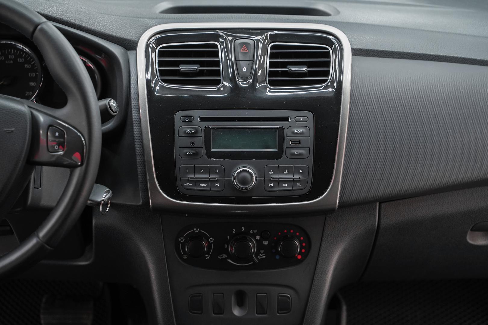 Renault Logan 2015, белый, ДЦ Орехово
