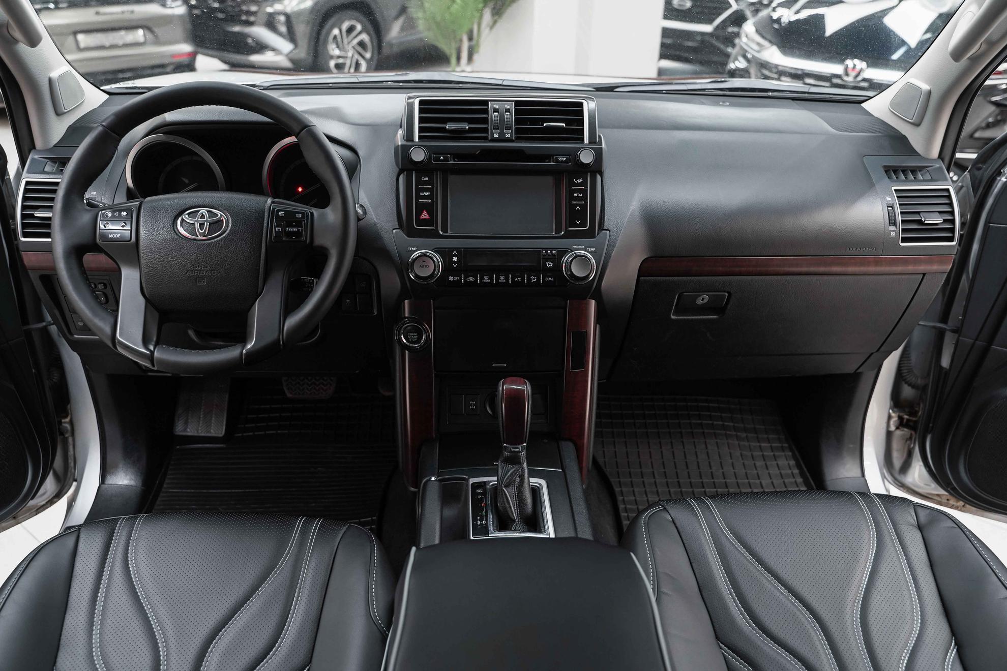 Toyota Land Cruiser Prado 2015, серебряный, ДЦ Орехово