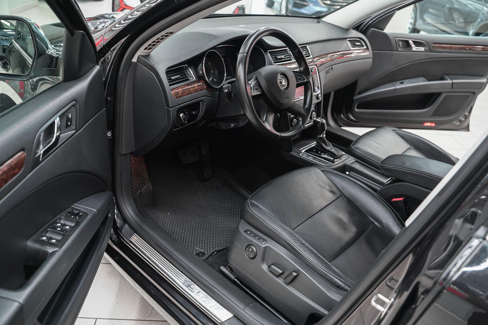 Skoda Superb 2013, черный, ДЦ Орехово