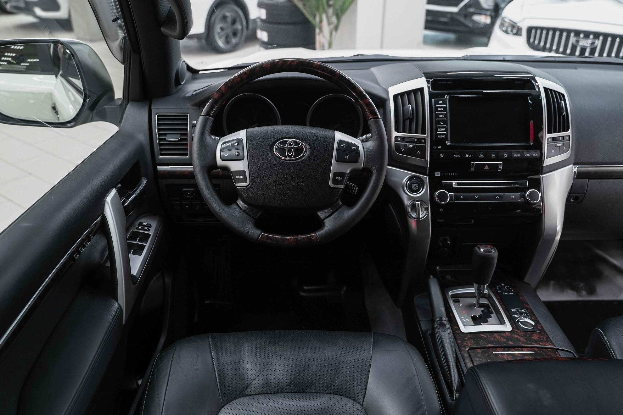 Toyota Land Cruiser 2014, белый, ДЦ Орехово