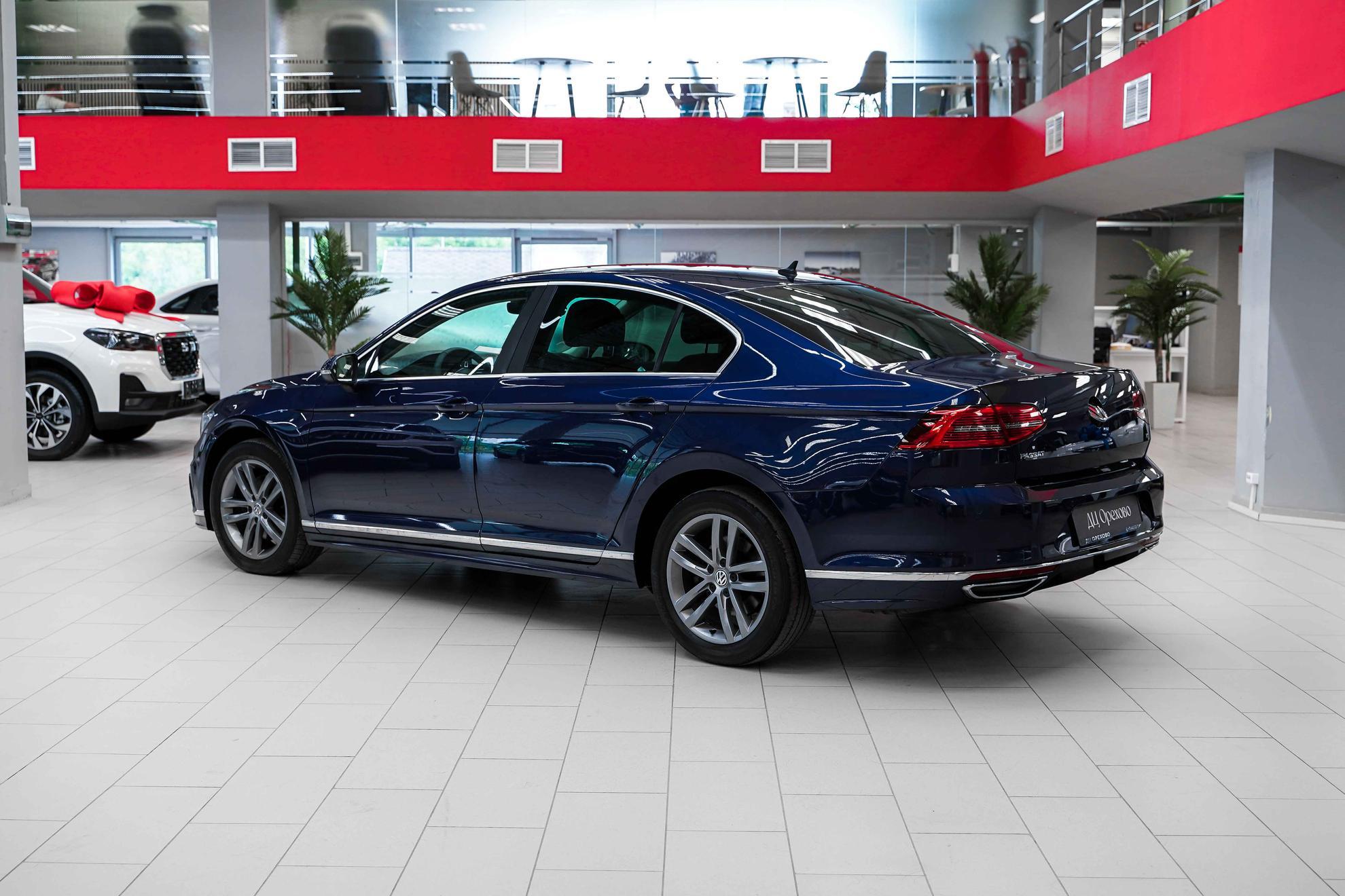 Volkswagen Passat 2017, синий, ДЦ Орехово