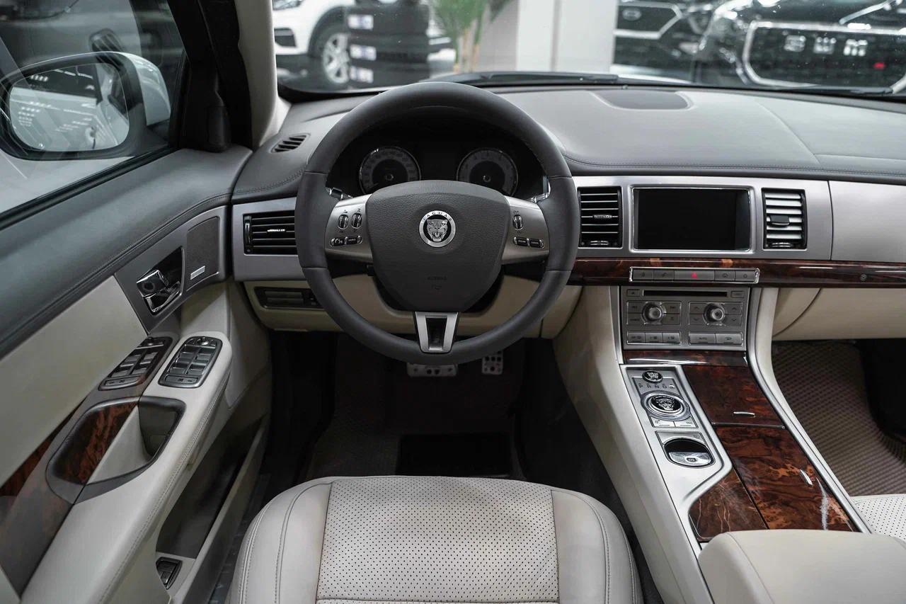 Jaguar XF 2008, белый, ДЦ Орехово