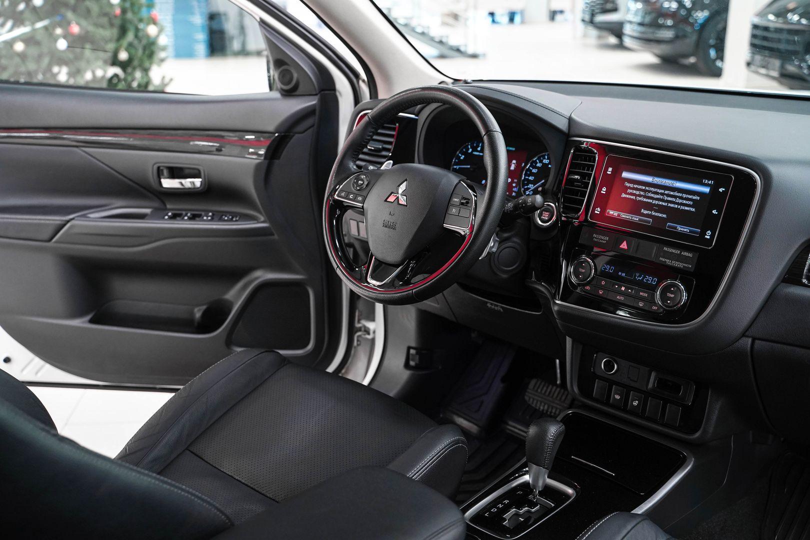 Mitsubishi Outlander 2018, белый, ДЦ Орехово